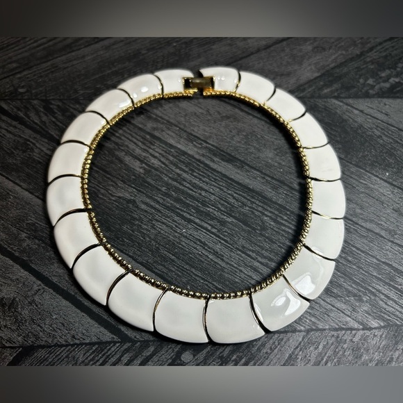 Vintage Butler Signed White Enamel & Gold Necklace - Bold Look - Picture 5 of 9